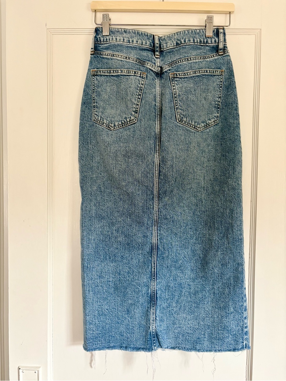Gap Women’s Denim Jean Midi Skirt with Front Slit Raw hem size XS 26 2 - Picture 2 of 6